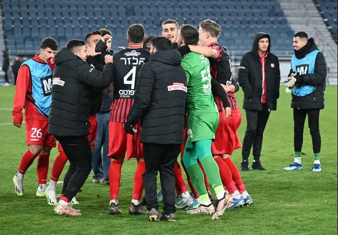 שחקני הפועל ירושלים חוגגים