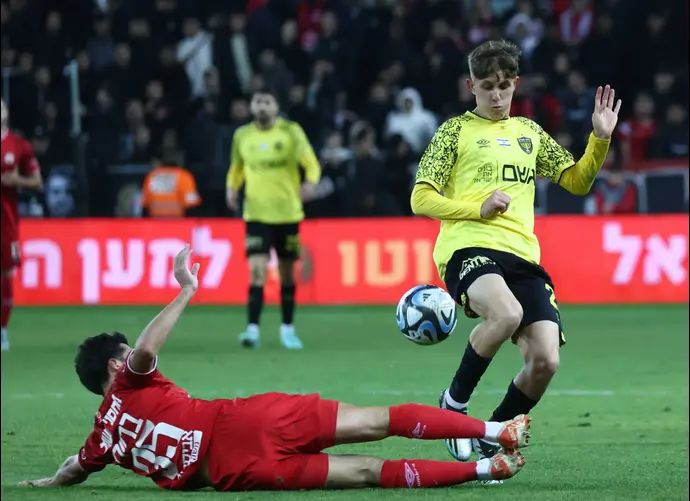 שחקן בית"ר ירושלים, עדי יונה, מול מריאנו באריירו הפועל באר שבע