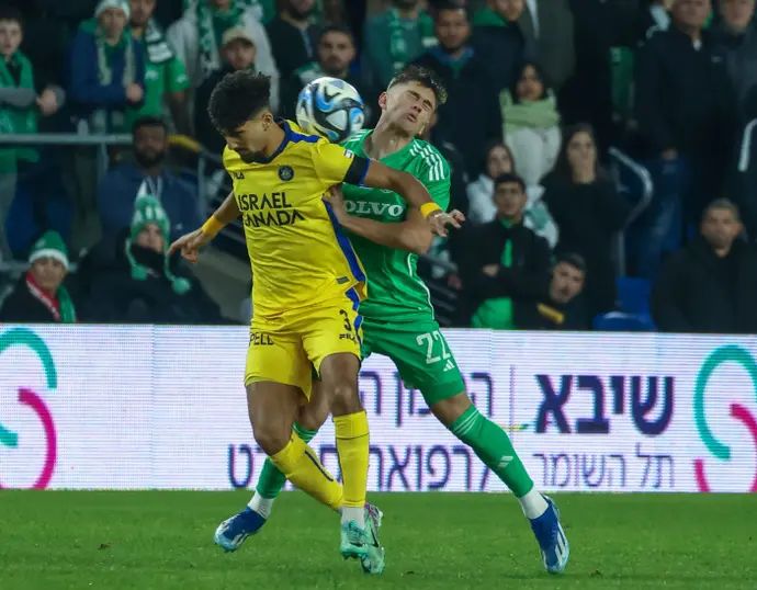 רוי רביבו שחקן מכבי תל אביב לפני עילי פיינגולד שחקן מכבי חיפה