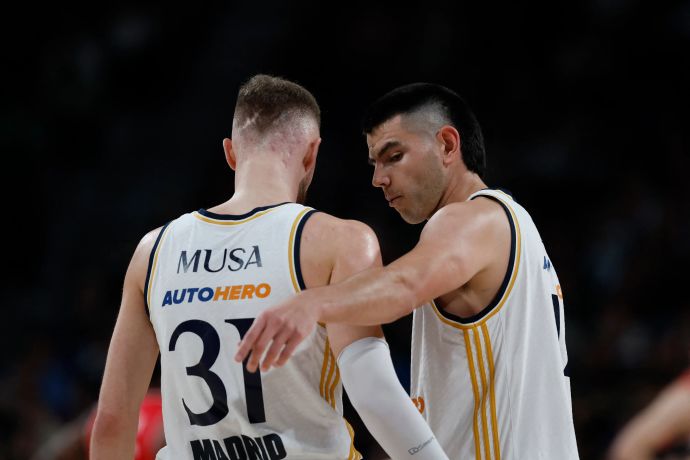 שחקן ריאל מדריד גבריאל דק עם דז'נאן מוסה