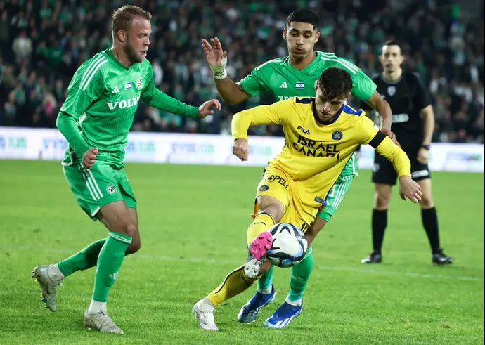 גבי קניקובסקי שחקן מכבי תל אביב לפניענאן חלאילי, דניאל סונדגרן שחקני מכבי חיפה