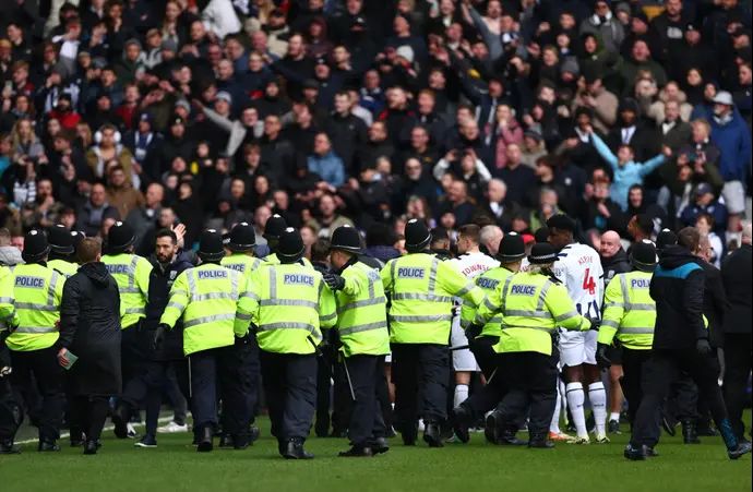 שוטרים במשחק של ווסט ברומיץ' נגד וולבס