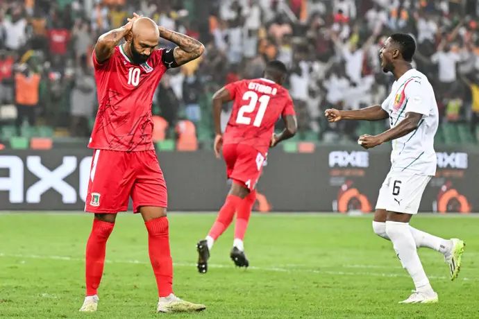 אמיליו אנסואה שחקן נבחרת גינאה המשוונית לאחר החמצת פנדל