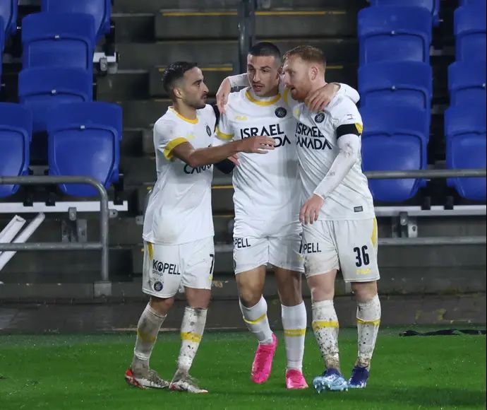 שחקן מכבי תל אביב אושר דוידה חוגג עם עידו שחר וקיקו בונדוסו