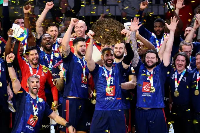 ניקולה קרבאטיץ' קפטן נבחרת צרפת בכדוריד מניף את גביע אירופה
