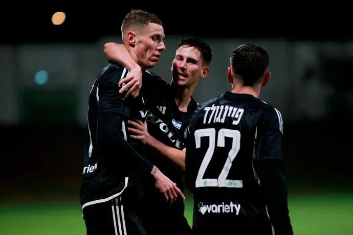 שחקני מכבי חיפה עילי פיינגולד, גוני נאור חוגגים עם סוף פודגוראנו