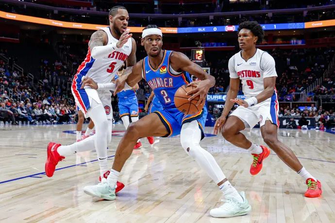 שחקן אוקלהומה סיטי ת'אנדר, שיי גילג'ס אלכסנדר, בין שחקני דטרויט פיסטונס: מונטה מוריס (משמאל), אוסאר תומפסון