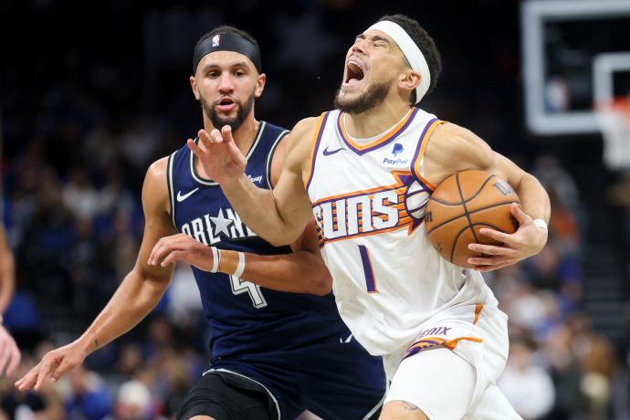 שחקן פיניקס סאנס דווין בוקר מול שחקן אורלנדו מג'יק ג'יילן סאגס