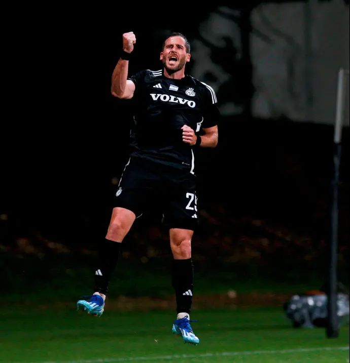 תומר חמד שחקן מכבי חיפה חוגג שער