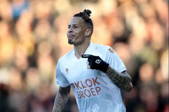 צ'ארון שרי שחקן ניימיכן