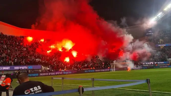 אבוקות בבלומפילד אוהדי הפועל תל אביב