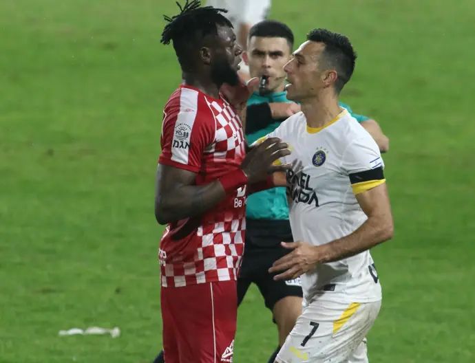 ערן זהבי שחקן מכבי תל אביב בעימות עם פיליפ איפולה שחקן הפועל חדרה