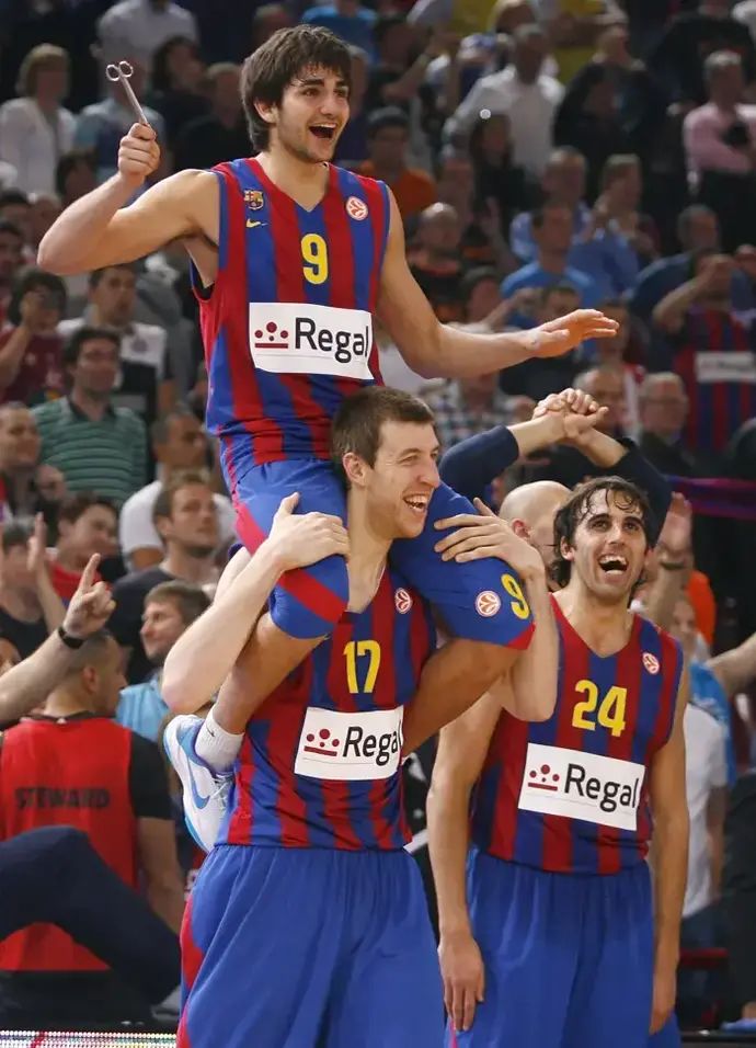 ריקי רוביו שחקן ברצלונה חוגג עם פראן ואסקז