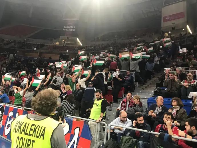 אוהדי באסקוניה מניפים דגלי פלסטין