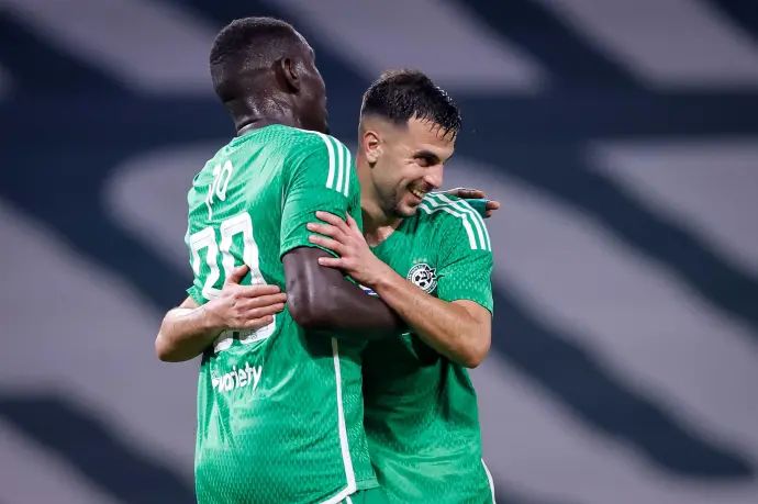 דין דוד עם עבדולאי סק שחקני מכבי חיפה חוגגים