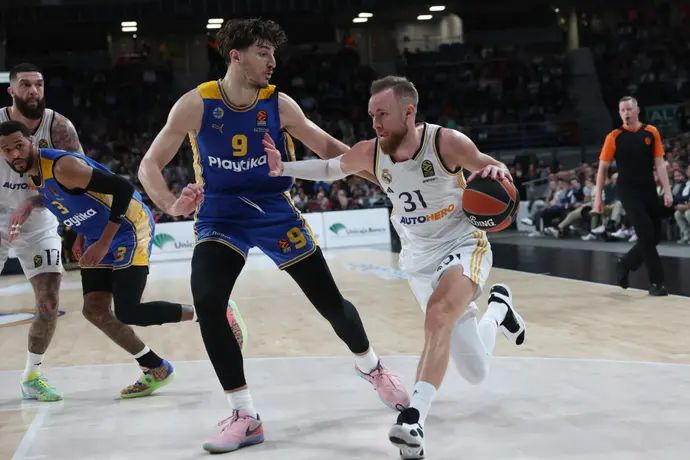 שחקן ריאל מדריד דז'נאן מוסה, מול שחקן מכבי תל אביב רומן סורקין