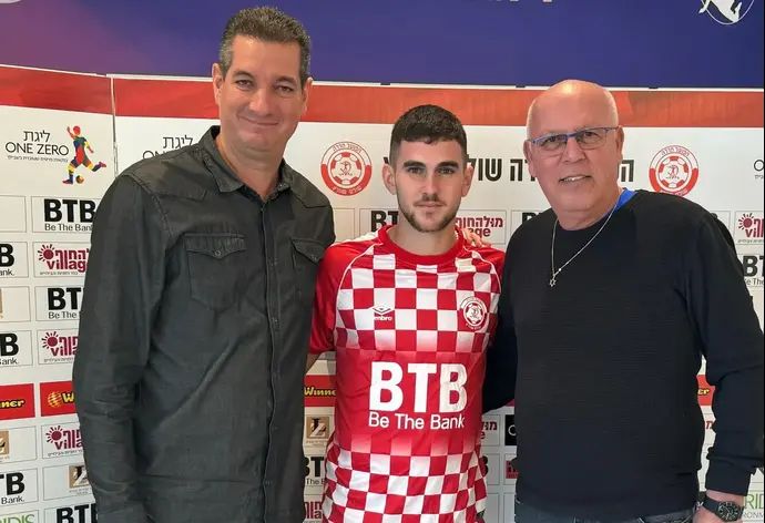 שחקן הפועל חדרה אמיר ברקוביץ' עם סוכנו עידן בן אבו (משמאל)