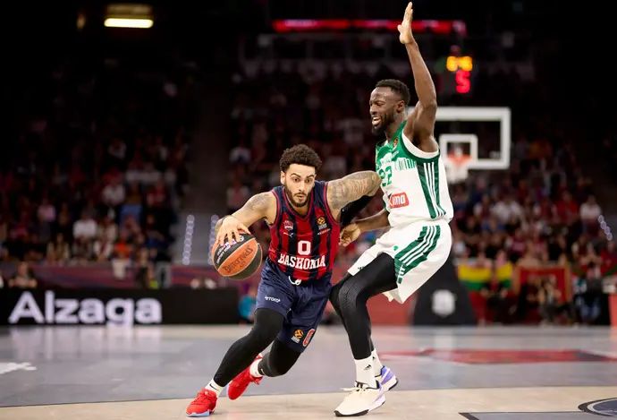 שחקן באסקוניה מרקוס הווארד מול שחקן פנאתינייקוס ג'ריאן גרנט