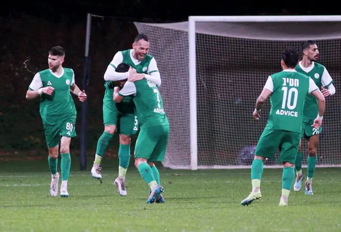 שחקני הפועל כפר סבא חוגגים עם אופק פישלר