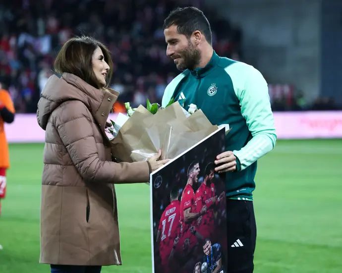 תומר חמד שחקן מכבי חיפה מקבל פרחים מידי אלונה ברקת בעלים הפועל באר שבע