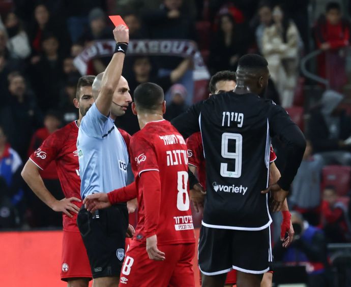 השופט גל לייבוביץ' שולף כרטיס אדום לעבר פרנזי פיירו שחקן מכבי חיפה