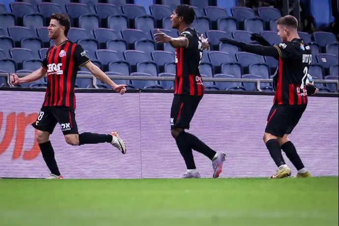 גיא מלמד חוגג יחד עם מוחמד קמארה הפועל חיפה