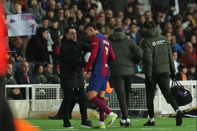 פראן טורס שחקן ברצלונה לאחר פציעתו עם המאמן צ'אבי