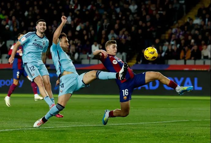 פרמין לופס שחקן ברצלונה לפני אונאי גרסיה שחקן אוסאסונה