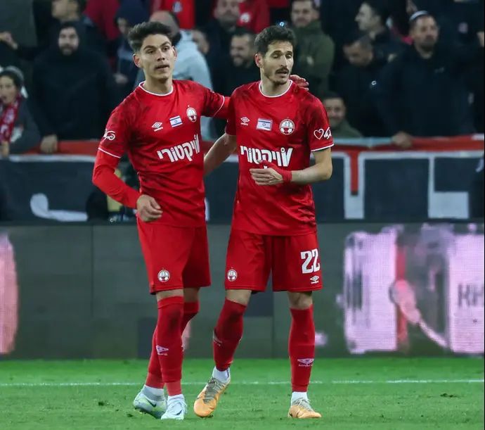 הלדר לופס עם אנטוניו ספר שחקני הפועל באר שבע חוגגים