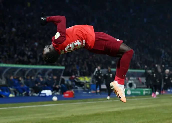 ריצ'מונד טאצ'י שחקן קייזרסלאוטרן חוגג שער