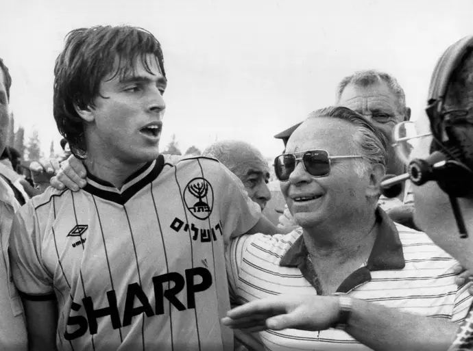 מאמן הכדורגל דוד שוויצר עם אלי אוחנה