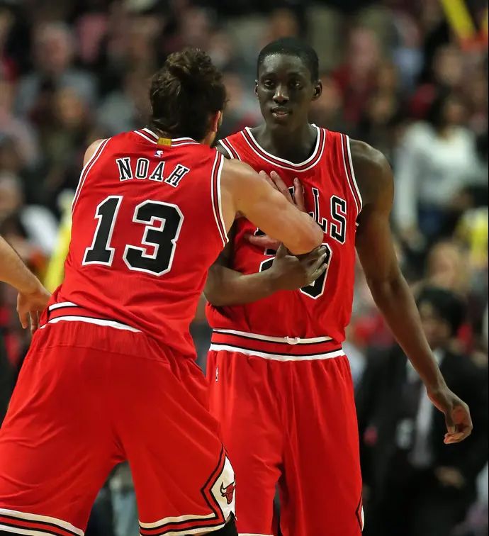 שחקן שיקגו בולס טוני סנל (ימין)