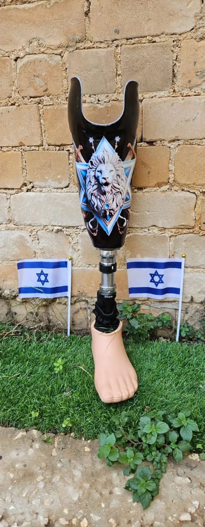 פרוטזה מיוחדת עם ציפוי מיוחד של יהודה פילוסוף למען נכה צה"ל