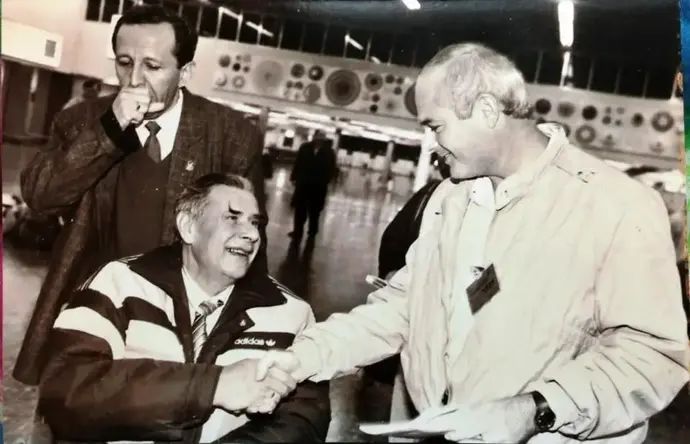 לב יאשין מגיע לטיפול. מימין העיתונאי אשר גולדברג, משמאל רופא הנבחרת ד"ר מרק רוסנובסקי