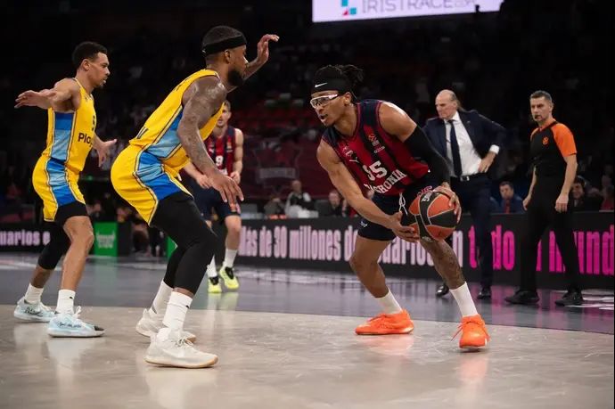 צ'ימה מונקה באסקוניה לצד לורנזו בראון מכבי תל אביב