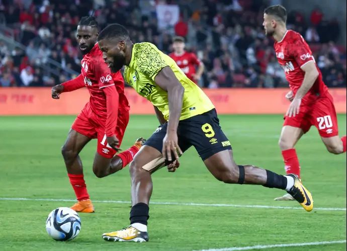 שחקן בית"ר ירושלים פרד פריידיי, מול שחקן הפועל באר שבע אנדרה פוקו