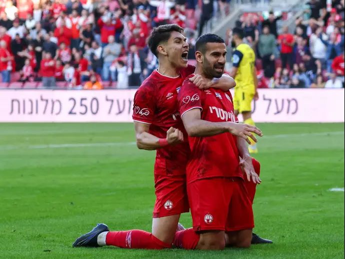 רועי גורדנה שחקן הפועל באר שבע חוגג שער, מאחוריו אנטוניו ספר