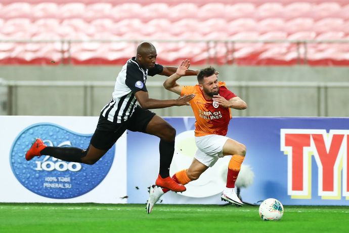 הבלם הסנגלי ממאדו אמבוג' (משמאל)