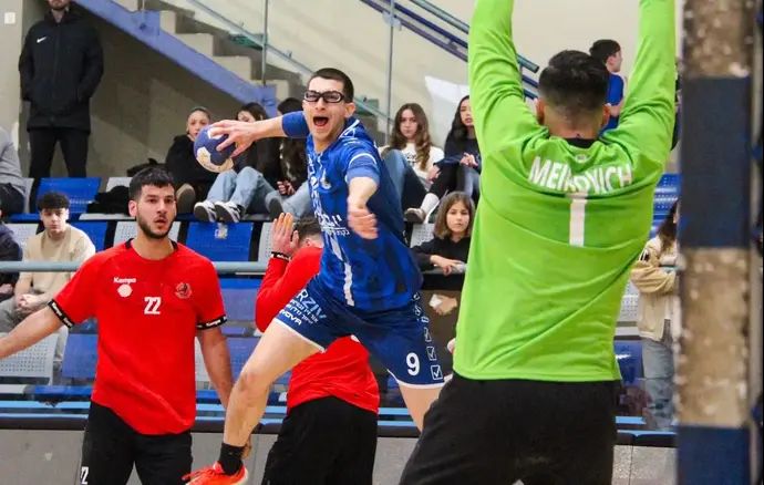 עמית ריינסברג מחולון מול אורן מאירוביץ בניצחון של חולון על אשדוד