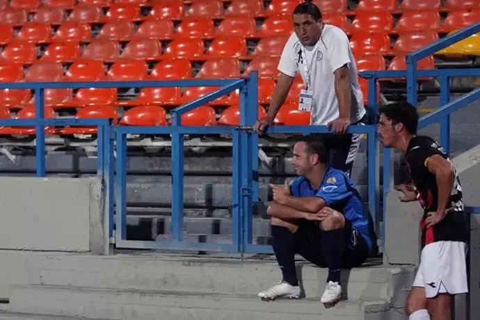 גיא צרפתי שחקן הפועל פתח תקוה (שמאל) עם יוסי דורה שחקן הפועל חיפה