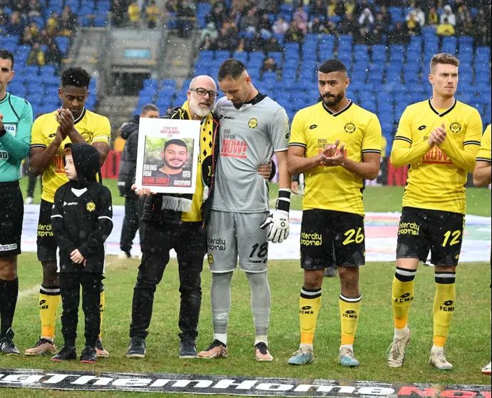 שחקני מכבי נתניה עם משפחתו של עומר ונקרט החטוף בעזה