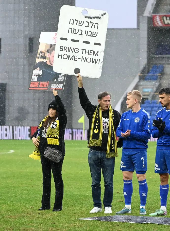 הוריו של החייל החטוף איתי חן במשחק בין מכבי נתניה למכבי פתח תקוה