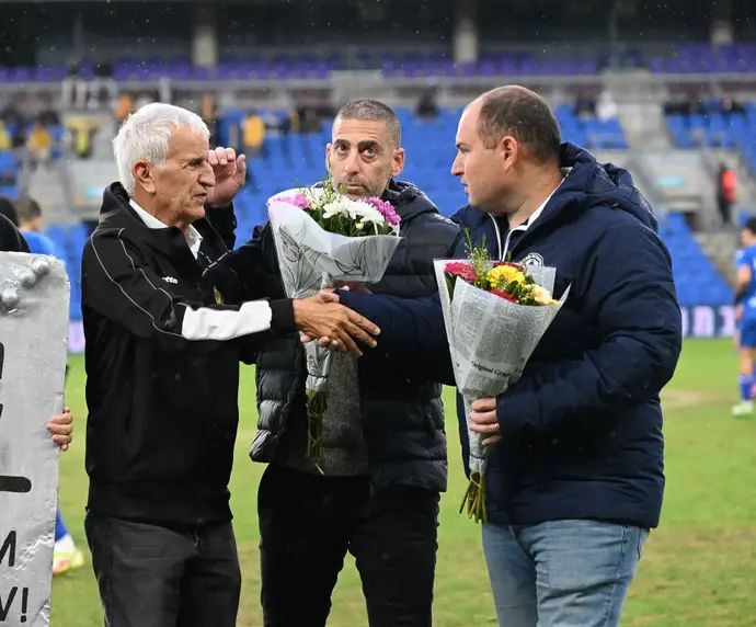 מאמן מכבי פתח תקוה רן קוז'וך, מקבל פרחים לפני המשחק נגד מכבי נתניה