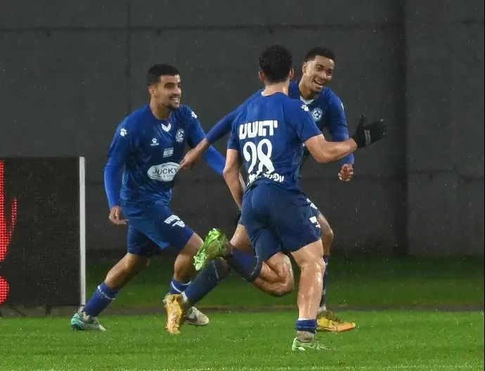 שחקני מכבי פתח תקוה חוגגים עם עידן טוקלומטי