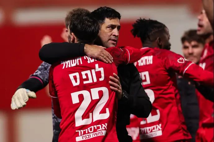 אליניב ברדה מאמן הפועל באר שבע מחבק את הלדר לופס