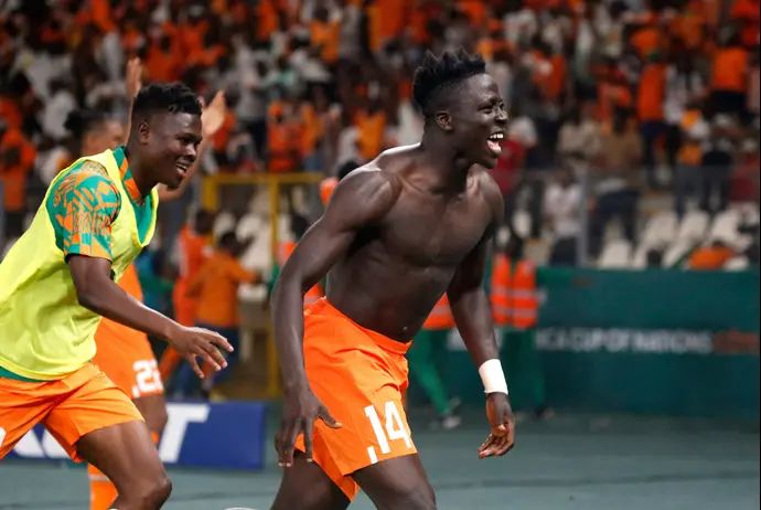 עומאר דיאקיטה שחקן נבחרת חוף השנהב חוגג שער