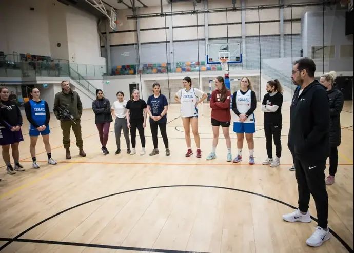 נבחרת כדורסל הנשים של ישראל עם לוחמות ברדלס