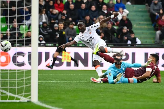 מוחמד במבה שחקן לוריין כובש לרשת מץ