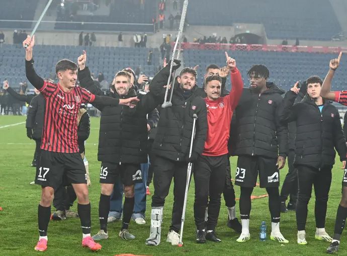 שחקני הפועל ירושלים חוגגים עם מקס גרצ'קין הפצוע