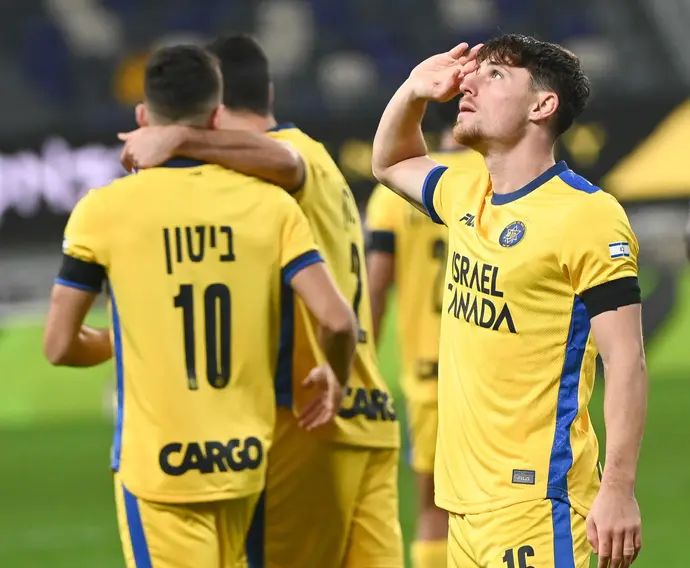 שחקני מכבי תל אביב חוגגים עם גבי קניקובסקי